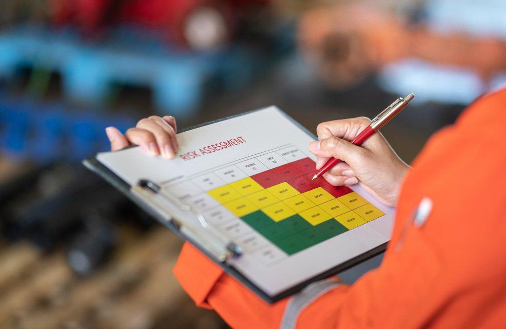 Matriz de evaluación de riesgos siendo completada en campo