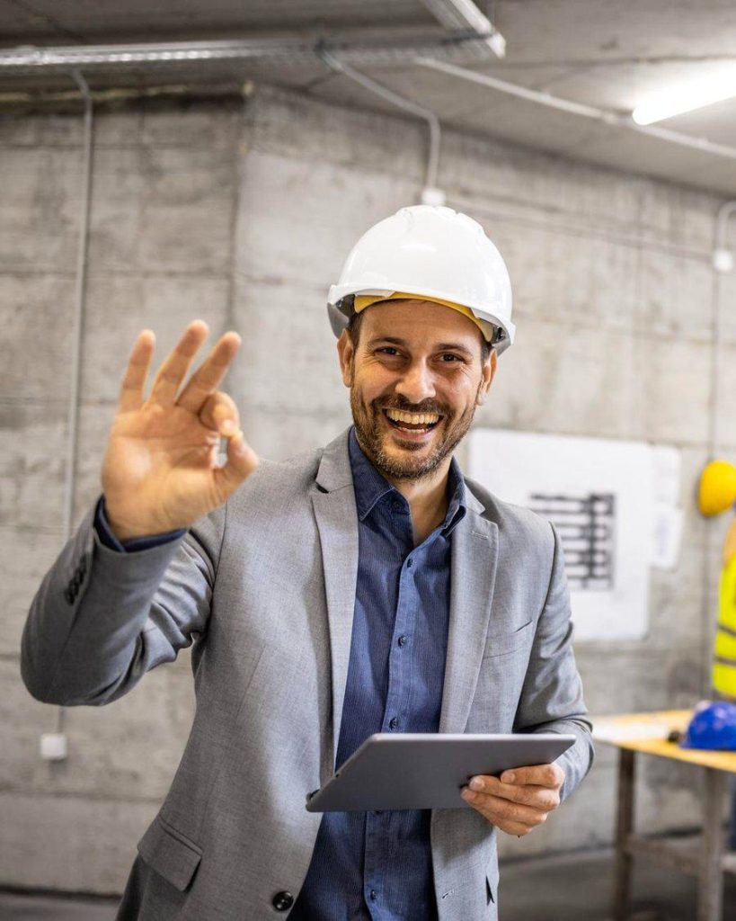 Especialista de CONYSEC supervisando una obra junto a su equipo